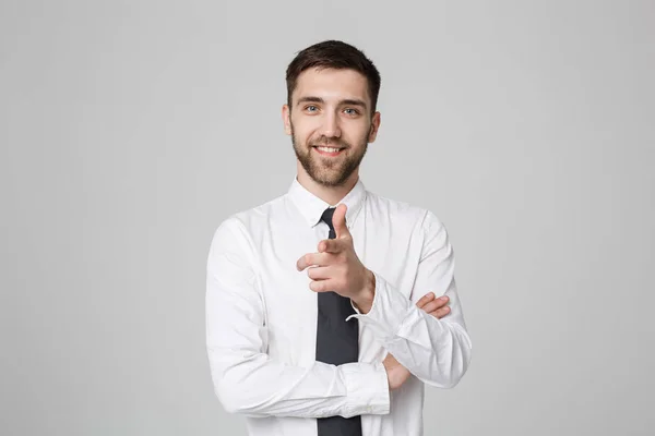 Jonge succesvolle zakenman richting met de vinger wijzen over donkere grijze achtergrond. Kopiëren van ruimte. — Stockfoto