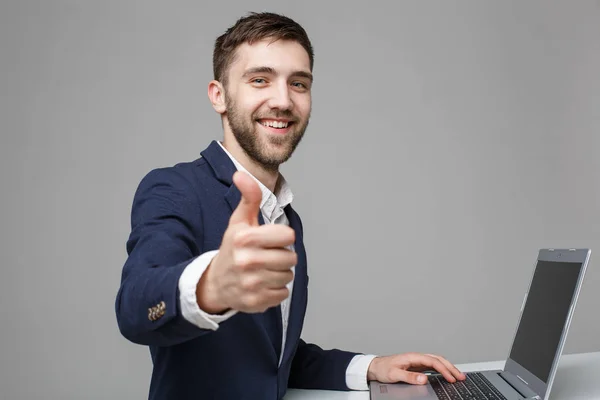 Concepto de negocio - Retrato guapo Hombre de negocios que muestra el golpe y sonriendo cara confiada delante de su computadora portátil. Fondo blanco.Copiar el espacio . — Foto de Stock