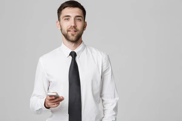 Lebensstil und Geschäftskonzept - Porträt eines gutaussehenden Geschäftsmannes, der gerne mit dem Handy spricht. isolierter weißer Hintergrund. Kopierraum. — Stockfoto