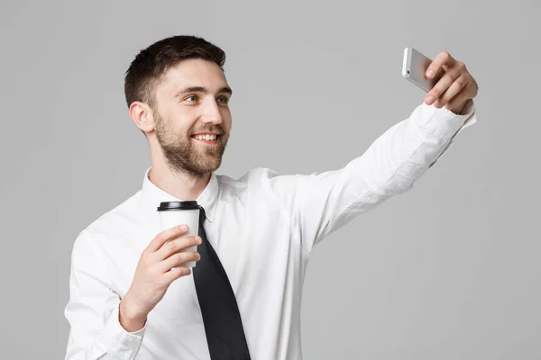 Lebensstil und Geschäftskonzept - Porträt eines gutaussehenden Geschäftsmannes, der gerne ein Selfie mit einer Tasse Kaffee zum Mitnehmen macht. isolierter weißer Hintergrund. Kopierraum. — Stockfoto