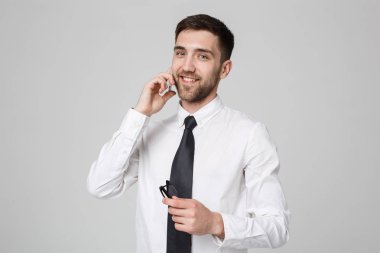 Yaşam tarzı ve iş kavramı - yakışıklı işadamı portresi zevk cep telefonu ile konuşurken. İzole beyaz arka plan. Kopya alanı.