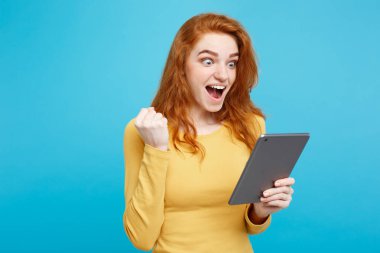 Portre genç güzel çekici ihale zencefil Dişileştirilmiş kız dijital masada bir şey yeme içme ile gülümseyen mutlu kapatın. Mavi Pastel renkli. Kopya alanı.