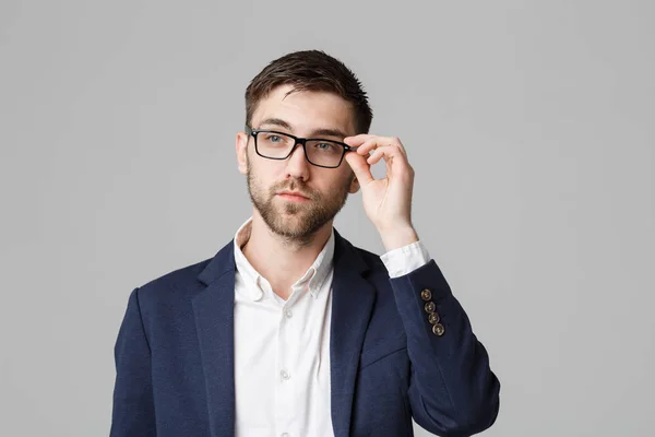 Affärsidé - porträtt av en stilig affärsman i kostym med glasögon allvarligt tänkande med stressande ansiktsuttryck. Isolerade vit bakgrund. Kopiera utrymme. — Stockfoto