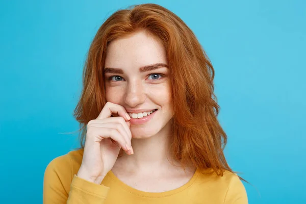 头像形象快乐的生姜红头发女孩与雀斑微笑看着相机。棕榈蓝色背景。复制空间. — 图库照片