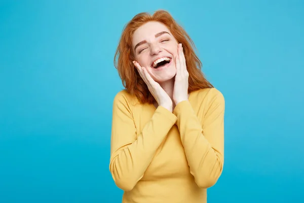 Lifestyle έννοια - πορτρέτο του χαρούμενος ευτυχής τζίντζερ κόκκινα μαλλιά κορίτσι με χαρούμενη και συναρπαστική χαμογελά στη φωτογραφική μηχανή. Απομονωμένα σε γαλάζιο παστέλ φόντο. Χώρο αντίγραφο. — Φωτογραφία Αρχείου