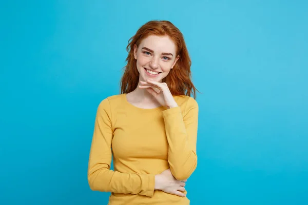 Concetto di stile di vita Ritratto di giovane ragazza lentigginosa elegante che ride con mano sul mento guardando la fotocamera. Sfondo blu pastello. Copia spazio . — Foto Stock