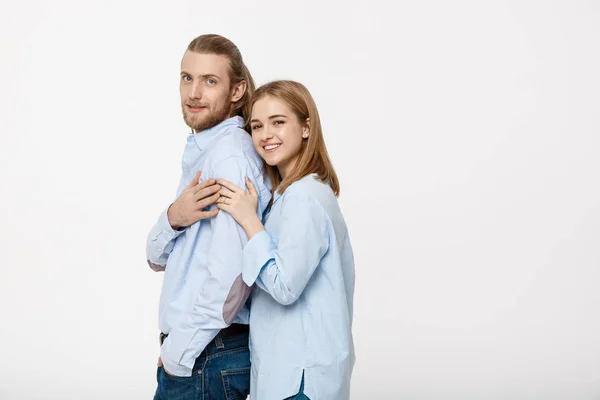 Joven atractiva pareja en azul camisa mostrando anillo comprometido . —  Fotos de Stock
