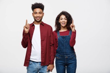 Genç Afro-Amerikan insanlar rahat kıyafetler uzağa arıyorsunuz ve nokta parmak. Beyaz arka plan üzerinde izole