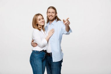 Genç kucaklayan gülümseyen mutlu çift tr portre bakılması, beyaz arka plan üzerinde izole boş kopya alanı, erkek ve kadın gülümseme için işaret