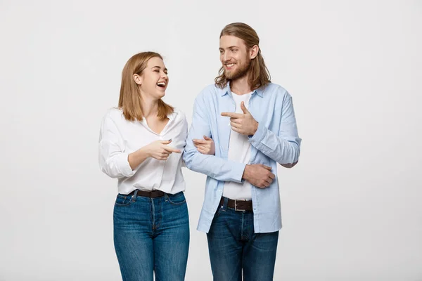 Retrato joven feliz pareja amor sonriente abrazar dedo de punta a espacio de copia vacía, hombre y mujer sonrisa mirando hacia arriba, aislado sobre fondo blanco —  Fotos de Stock