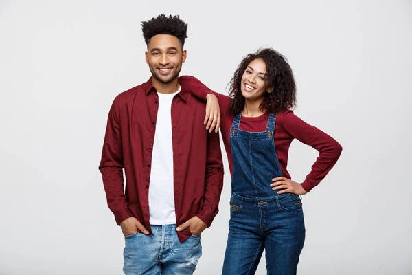 Hermoso retrato de una feliz pareja afroamericana aislada sobre blanco —  Fotos de Stock