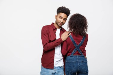 portre mutlu Afrika kökenli Amerikalı çiftin birbirlerine beyaz zemin üzerine sarılmak.