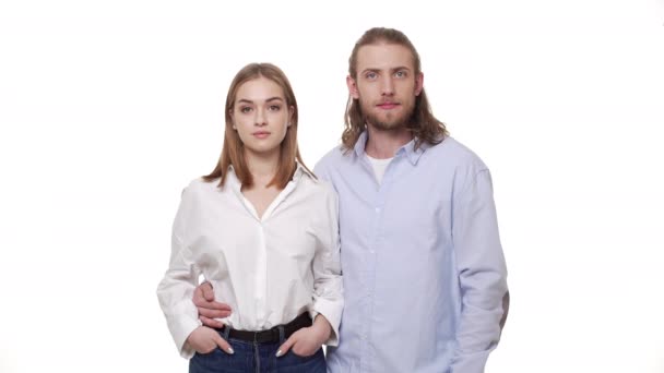4k jeune couple caucasien étreignant et souriant sur fond blanc — Video