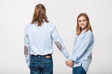 Beyaz arka planda el ele tutuşan mutlu çift.