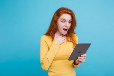 İnsan ve teknoloji kavramı - portre genç güzel çekici Dişileştirilmiş kız dijital masada bir şey yeme içme ile gülümseyen mutlu yakın. Mavi Pastel renkli. Kopya alanı