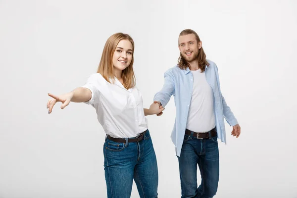 Glad kärleksfullt par håller händerna över vit bakgrund — Stockfoto