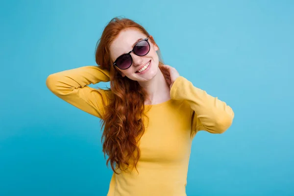 Ritratto di ragazza capelli rossi zenzero felice con lentiggini sorridente guardando la macchina fotografica. Sfondo blu pastello. Copia spazio — Foto Stock