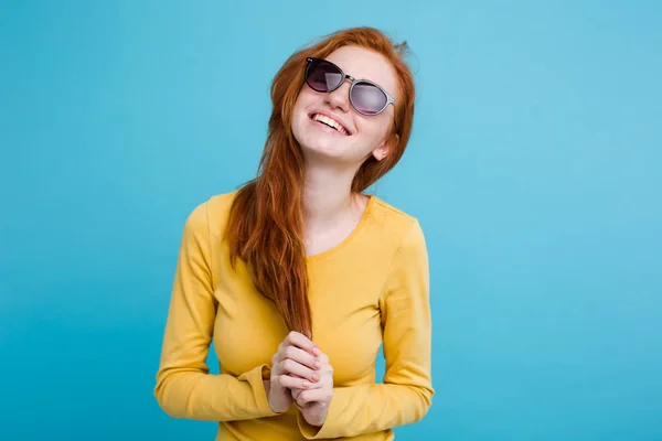 Ritratto di ragazza capelli rossi zenzero felice con lentiggini sorridente guardando la macchina fotografica. Sfondo blu pastello. Copia spazio — Foto Stock
