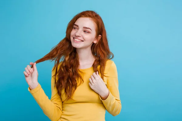 Ritratto di ragazza capelli rossi zenzero felice con lentiggini sorridente guardando la macchina fotografica. Sfondo blu pastello. Copia spazio — Foto Stock