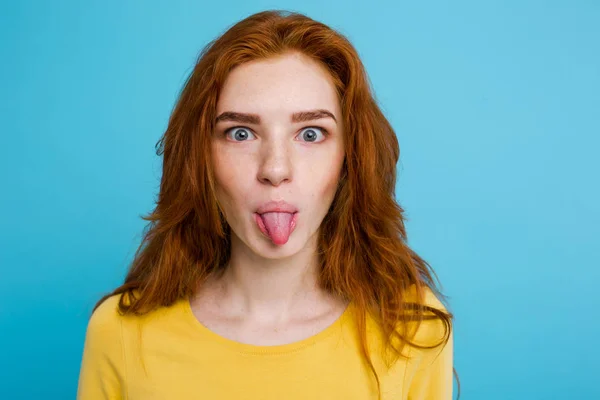 Headshot portret szczęśliwy imbir czerwone włosy dziewczyny z śmieszną twarz patrząc na kamery. Pastelowy niebieski tło. Miejsce — Zdjęcie stockowe