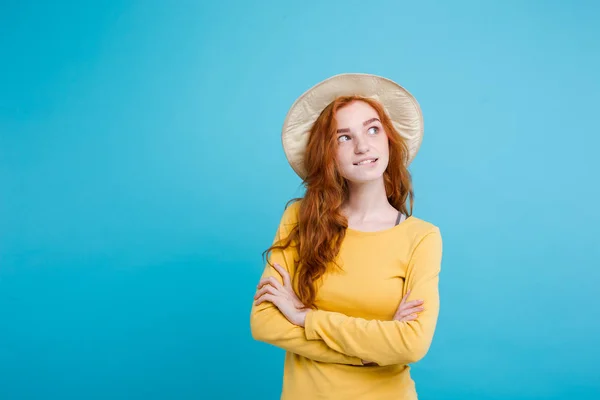 Concetto di viaggio - Close up Ritratto giovane bella ragazza dai capelli rossi attraente wtih cappello alla moda e occhiali da sole sorridente. Sfondo blu pastello. Copia spazio — Foto Stock