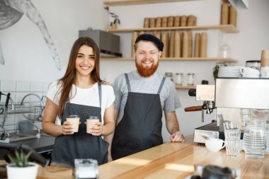 Kahve iş kavramı - pozitif genç sakallı adam ve güzel çekici Bayan barista çift veren kahve custome modern kahve dükkanında için götürün