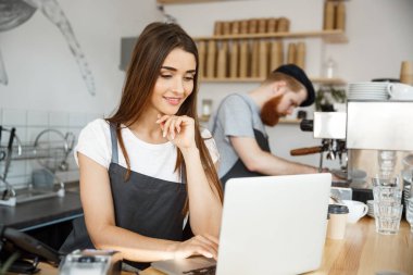 Kahve iş kavramı - güzel beyaz barmen barista veya çalışma ve laptop modern kahve dükkanında planlama Yöneticisi.