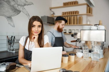 Kahve iş kavramı - güzel beyaz barmen barista veya çalışma ve laptop modern kahve dükkanında planlama Yöneticisi.