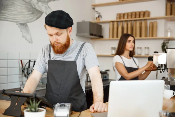 Coffee Business Concept - Barman barbudo bonito jovem, barista ou gerente postar a ordem do convidado no menu tablet digital no café moderno . — Fotografia de Stock