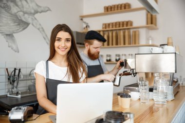Kahve iş kavramı - güzel beyaz barmen barista veya çalışma ve laptop modern kahve dükkanında planlama Yöneticisi.
