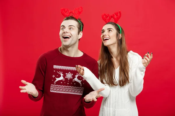 크리스마스 컨셉-눈을 기다리는 크리스마스 스웨터에 낭만적인 커플 — 스톡 사진