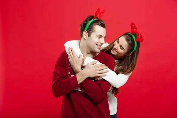 Conceito de Natal - Casal romântico em uma camisola de Natal abraçando uns aos outros — Fotografia de Stock