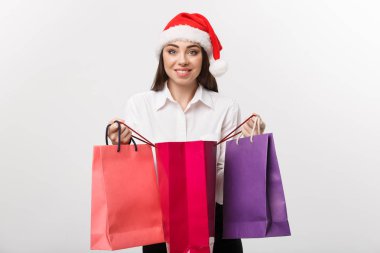 Noel kavramı - güzel beyaz iş kadını alışveriş çantasının içinde hediyeyle şok oldu..