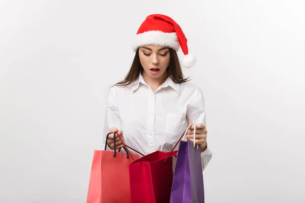 Conceito de Natal - bela mulher de negócios caucasiana chocante com presente dentro do saco de compras. — Fotografia de Stock