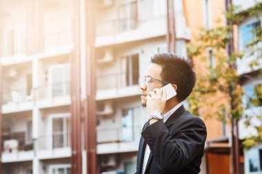 Modern siyah takım elbise ve beyaz gömlek giymiş ve mobil akıllı telefon çağrı yakın çekim akıllı iş adamı.