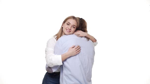 Joven novia feliz abrazo su novio sobre blanco estudio fondo . — Vídeo de stock