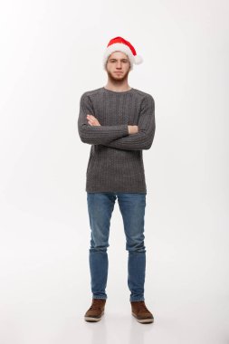 Holiday Concept - Süveter giyen genç sakallı adam beyaz arka planda poz veriyor..