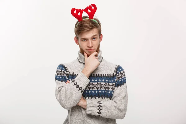 Holiday Concept - Jovem barba homem em suéter com gesto pensativo sobre fundo branco. — Fotografia de Stock