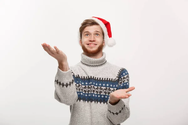 Weihnachtskonzept - junger cooler Bartträger im Pullover mit Warten auf Schnee Geste. — Stockfoto