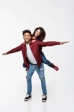 Tam uzunlukta genç çekici Afro-Amerikan Bayan sevgilisi üzerinde sürme geri ve birbirleriyle oynarken zevk.