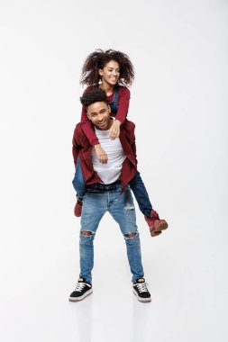 Tam uzunlukta genç çekici Afro-Amerikan Bayan sevgilisi üzerinde sürme geri ve birbirleriyle oynarken zevk.