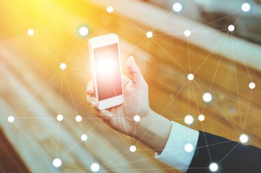 Dijital veri ağ istimal hareket eden telefon ile arka plan bulanık üzerinde işadamı