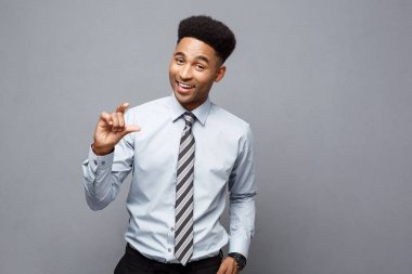 İş kavramı - hayret Afrikalı Amerikan tarafında gri arka plan üzerinde projeler sunan her iki el ele tutuşarak. 