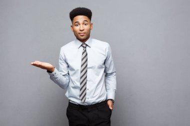 İş kavramı - hayret Afrikalı Amerikan tarafında gri arka plan üzerinde projeler sunan her iki el ele tutuşarak. 