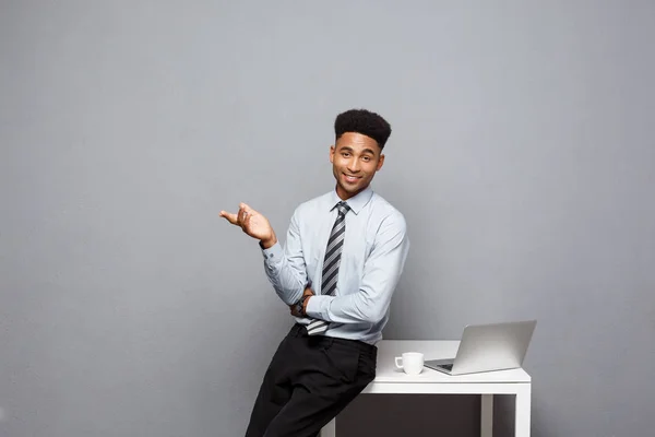 Affärsidé - porträtt av afrikanska amerikansk affärsman prata och ha kaffe sitta vid ett skrivbord som använder en bärbar dator. — Stockfoto