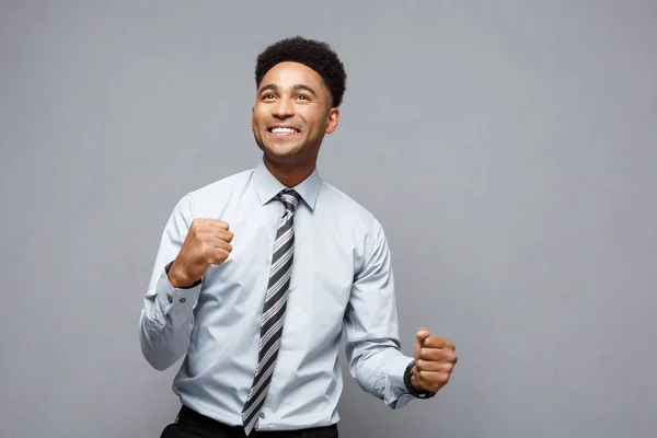 Affärsidé - säker glad unga afroamerikanska kasta nävar i luften firar för framgång projekt. — Stockfoto