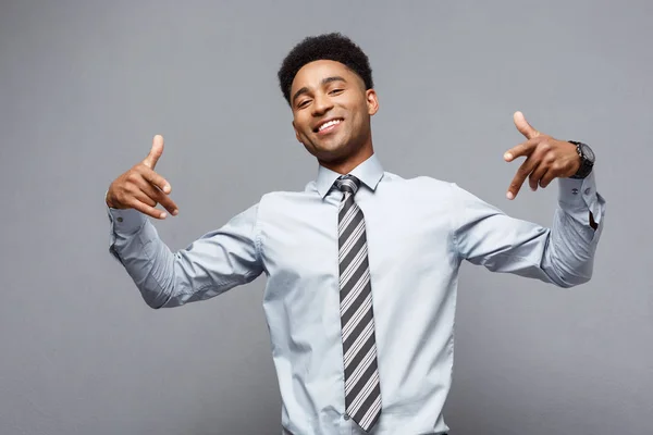 Concepto de negocio - Confiado joven afroamericano feliz señalando dos manos a sí mismo . —  Fotos de Stock