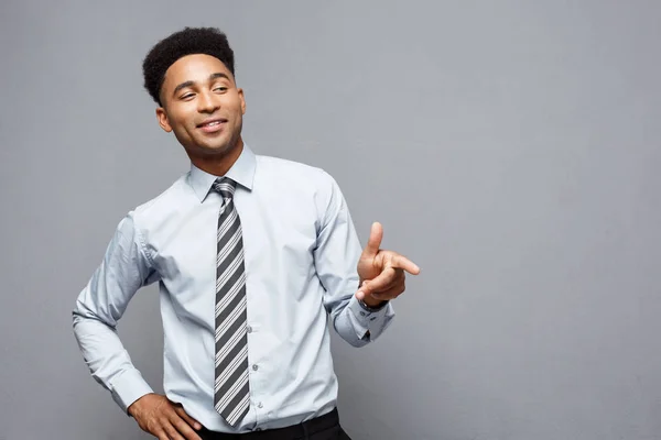 Affärsidé - glada lyckliga unga African American med pistol skylt med fingrar pekar till andra. — Stockfoto