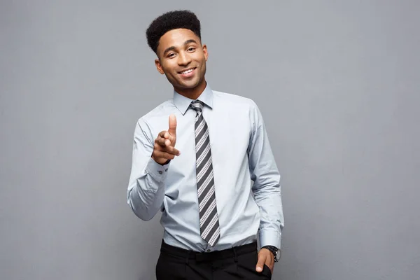 事業コンセプト - 陽気な幸せな若いアフリカ系アメリカ人その他を指している指で郡印を押し. — ストック写真
