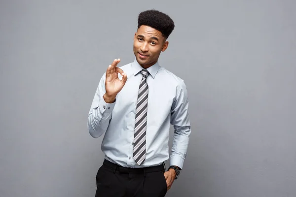 Businesskonzept - erfolgreicher afrikanisch-amerikanischer Geschäftsmann zeigt o.k. Fingerzeichen vor sich. — Stockfoto